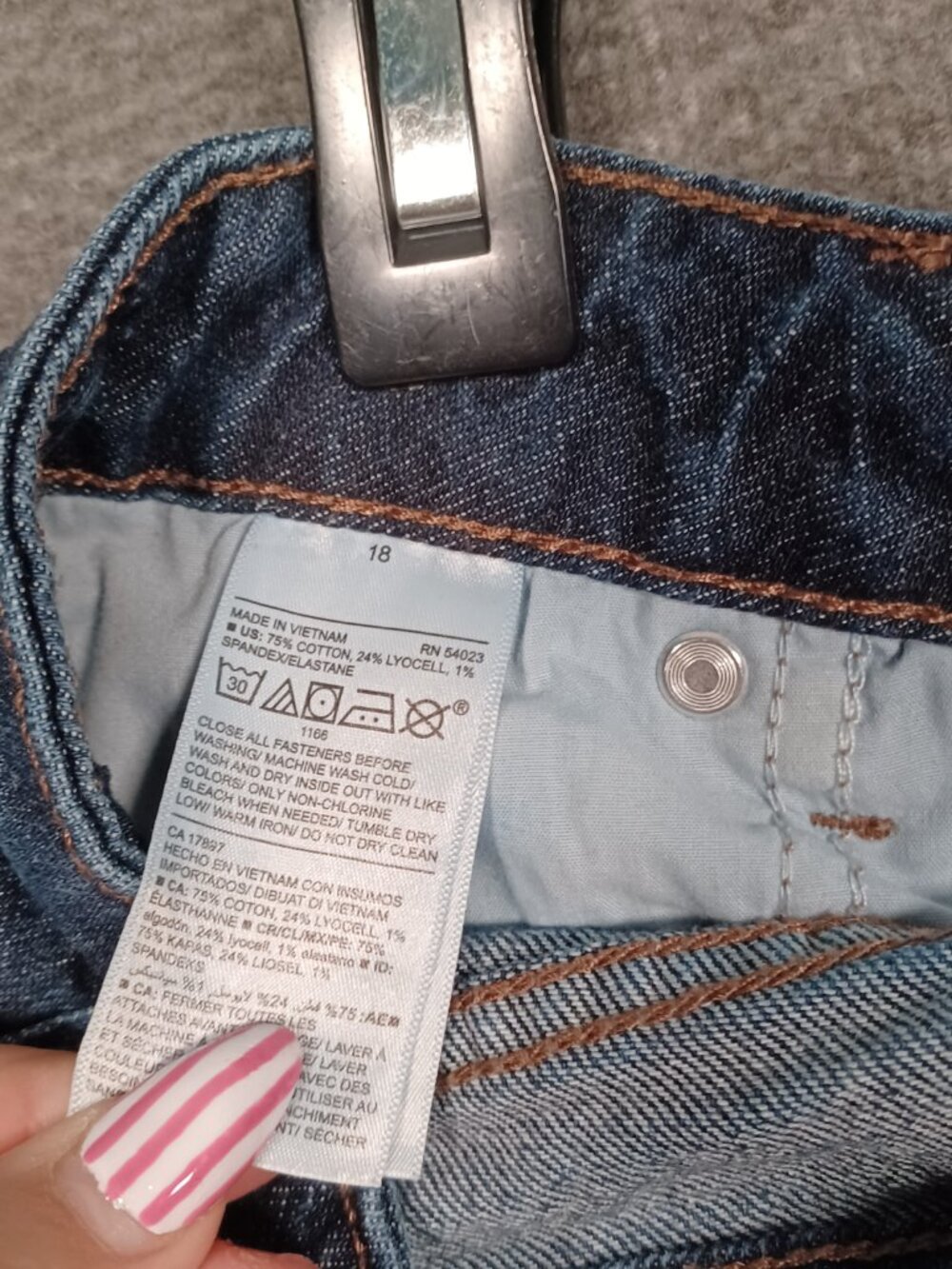 Old Navy Women's Size 18 Straight Legged High-Rise Medium Wash Jeans - Picture 3 of 9